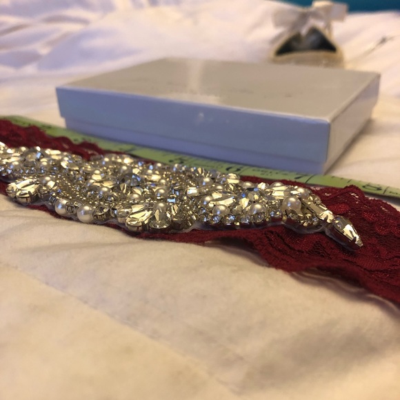Maroon wedding garter - Picture 2 of 2